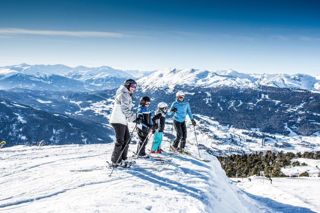 Familie beim Skifahren