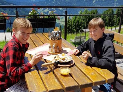 Jungs beim Kaiserschmarn essen