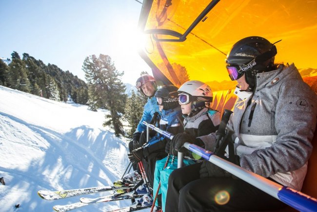 Familie beim Skifahren