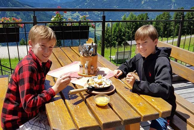 Jungs beim Kaiserschmarn essen