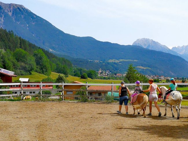 Kinder beim Reiten