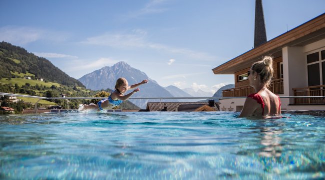 Mama und Tocher im Panorama Infinitypool